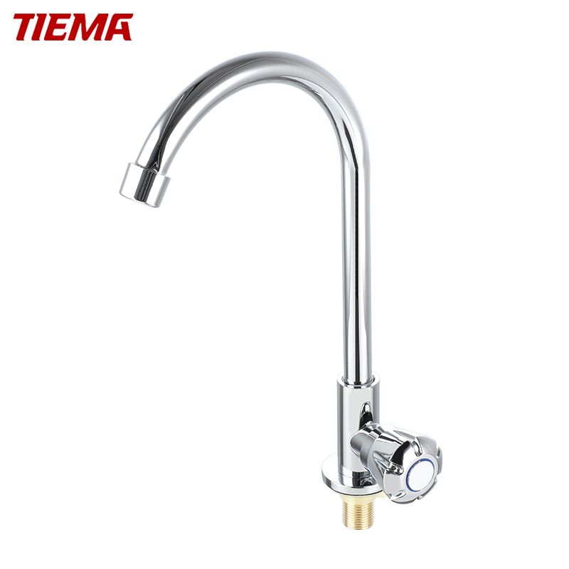 Difference Between Pull-Down Kitchen Faucets & Pull-Out Faucets